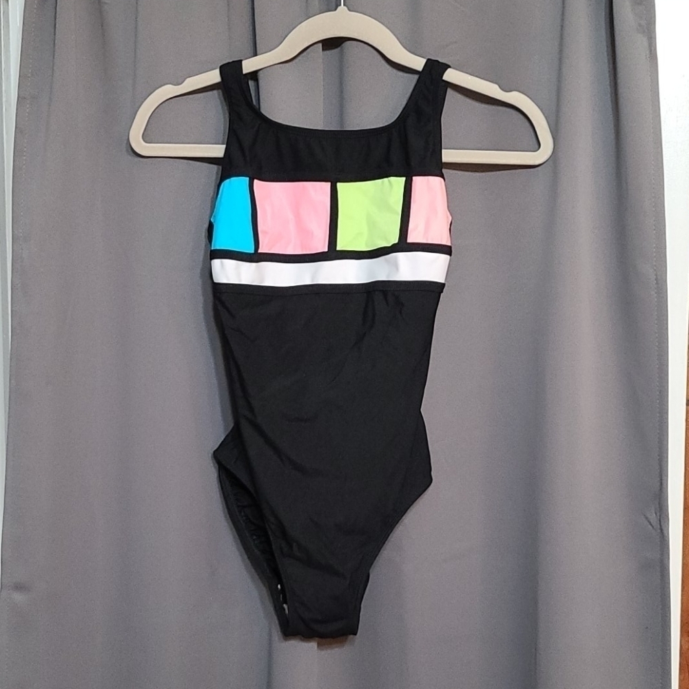 Longitude Women's Swimsuit Black W/Color Blocks‎ Built in Bra size 8 GUC